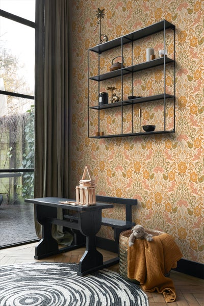 Dekoratives Zimmer mit floraler Tapete, Regal und Sitzgruppe