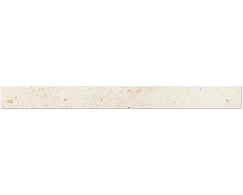 Schmale Fliesenbordüre in Natursteinoptik mit strukturierter Oberfläche.