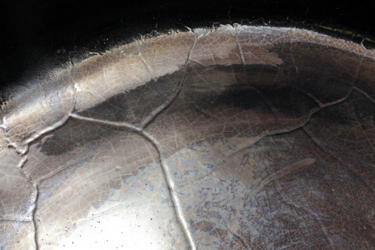 Nahaufnahme einer Keramikoberfläche mit Craquelé-Effekt