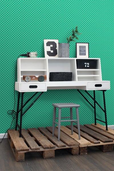 Schreibtisch mit Ablageflächen, Schubladen und Metallbeinen, mit Hocker auf Holzpaletten