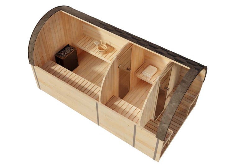 Fasssauna im Anschnitt mit Saunaraum, Ofen, Holzbänken und Vorraum mit Sitzgelegenheit aus hellem Holz.