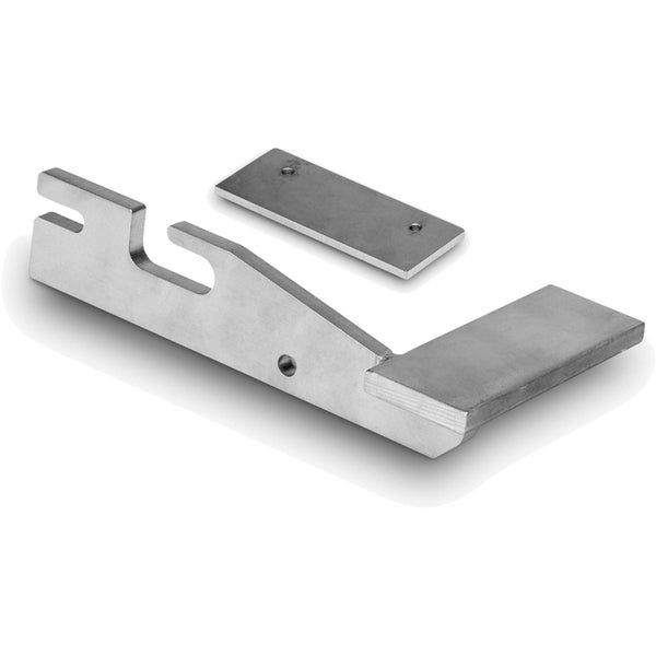 Metallbefestigungselement mit Aussparungen und Schraubenlöchern