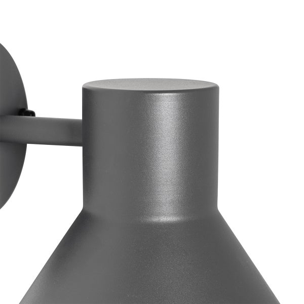 Nahaufnahme einer anthrazitfarbenen Außenwandleuchte aus Metall mit matter Oberfläche.