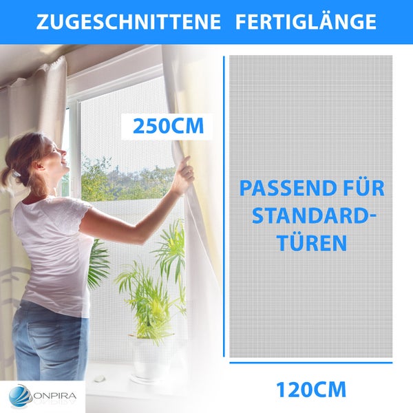 Insektenschutz für Türen, 120 mal 250 Zentimeter, passend für Standardtüren, Frau öffnet Vorhang vor dem Fliegengitter, Onpira Logo.