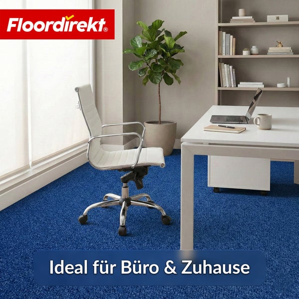 Büro mit blauem Teppichboden, Schreibtisch und Bürostuhl