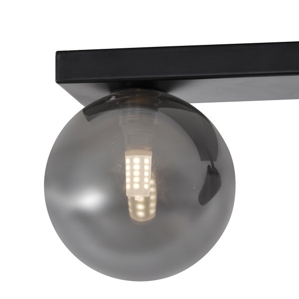Deckenleuchte mit rauchgrauem Glaskugelschirm und schwarzer Halterung, inklusive leuchtendem LED-Leuchtmittel.