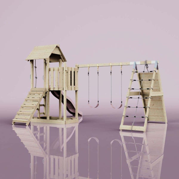 Spielturm aus Holz mit Rutsche, zwei Schaukeln und Kletterwand.