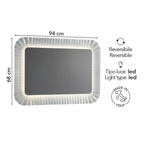 Rechteckiger Badspiegel mit LED-Beleuchtung und Wellenrahmen. Maße 94 mal 68 Zentimeter. Reversibel montierbar und in Italien hergestellt.