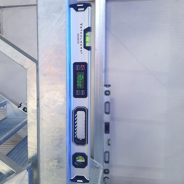 Digitales Stahl-Werks-Wasserwaage Modell DW-600 ST an einem Metallrahmen