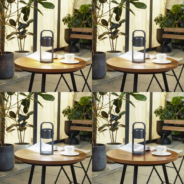 Tragbare LED-Tischleuchte auf einem runden Holztisch in vier verschiedenen Lichttemperaturen von warmweiß bis kaltweiß.