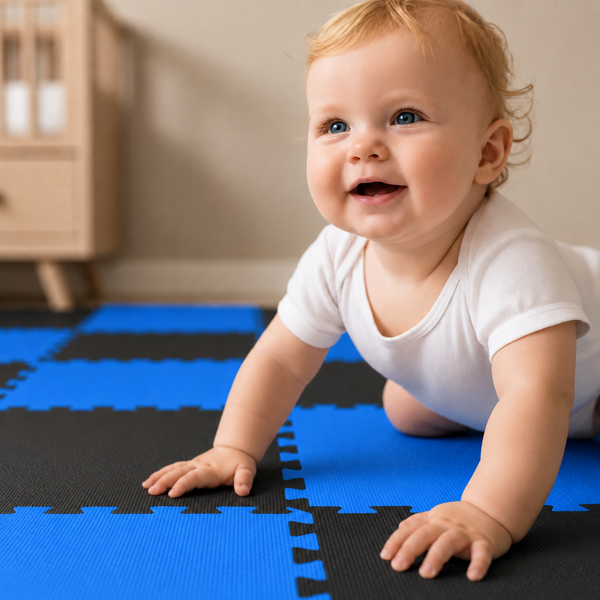 Kleinkind krabbelt auf einer quadratischen Puzzlematte mit ineinandergreifenden Elementen in einem Kinderzimmer.