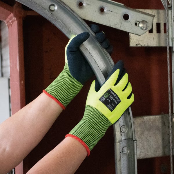 Person trägt Leibwächter Comfort Arbeitshandschuhe bei der Montage einer Garagentorführungsschiene.