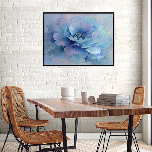 Wandbild mit einer blauen Pfingstrose in einem Esszimmer mit einem Massivholztisch und Rattan Stühlen vor einer weißen Backsteinwand.