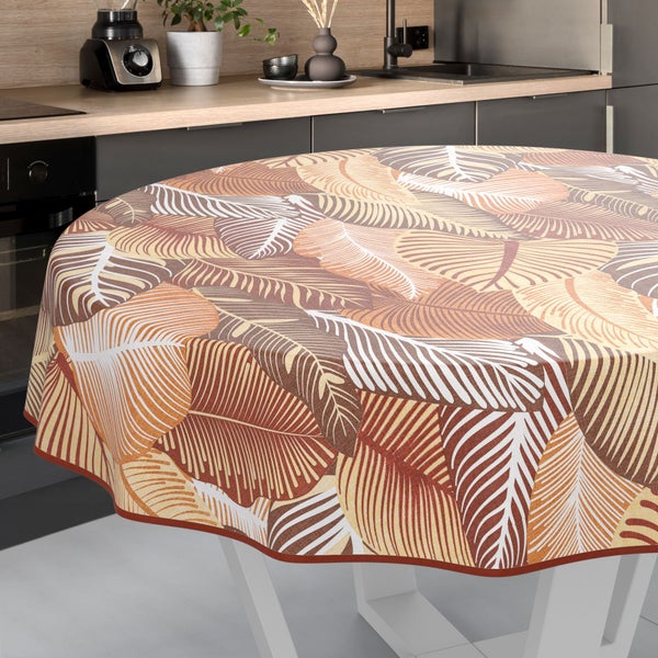 Runde Tischdecke mit Blattmuster auf einem Tisch in einer Küche.
