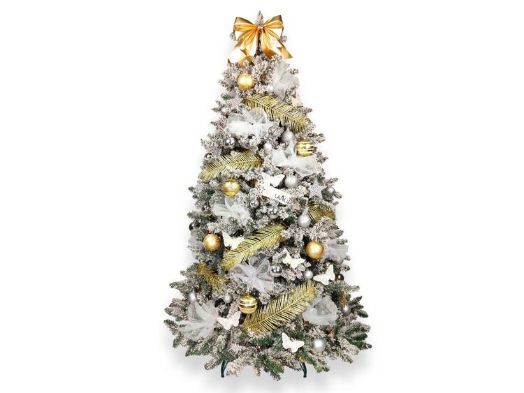 Künstlicher Weihnachtsbaum mit künstlicher Schneebeschichtung, dekoriert mit Kugeln, Schleifen und goldenen Zweigen.