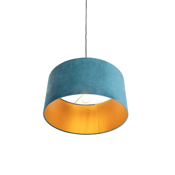 Pendelleuchte mit blauem Samtschirm, goldfarbene Innenseite, runde Form, schwarzes Kabel.