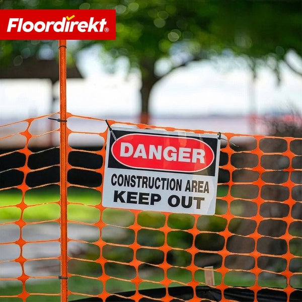 Floordirekt Logo. Orangefarbener Kunststoff-Bauzaun mit einem Warnschild Gefahr Baustelle Betreten verboten.
