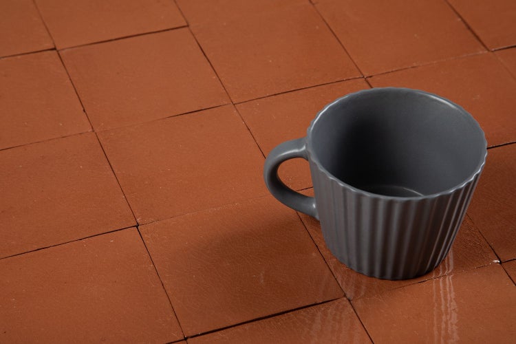 Terracotta Fliesen mit Kaffeetasse