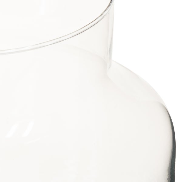 Nahaufnahme einer transparenten Glasvase mit schmalem Hals.