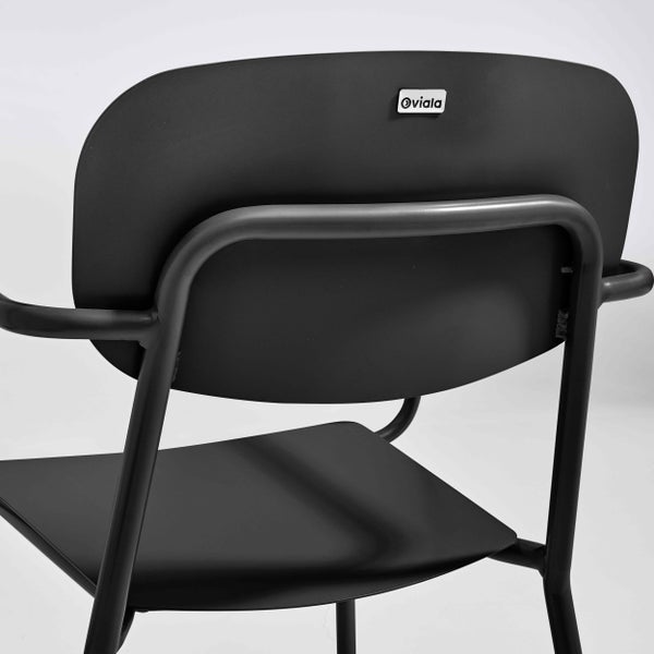Rückansicht eines schwarzen Metallstuhls mit Oviala Logo auf der Rückenlehne.