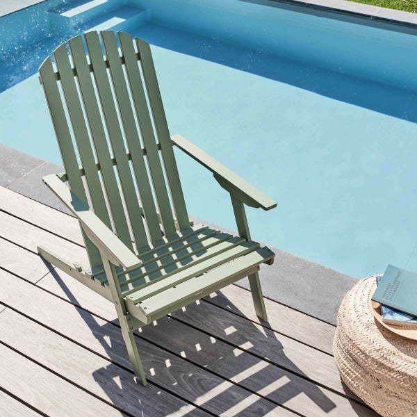 Adirondack-Stuhl aus Holz in Salbeigrün auf einer Holzterrasse an einem Pool.