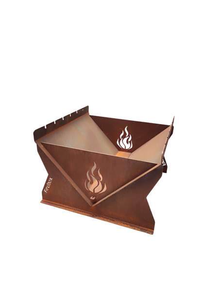 Eckige Feuerstelle aus Stahl mit Flammen-Ausstanzungen und Firebox-Schriftzug.