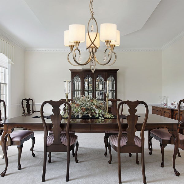 Esszimmer mit Esstisch, Stühlen und einer Pendelleuchte mit Lampenschirmen