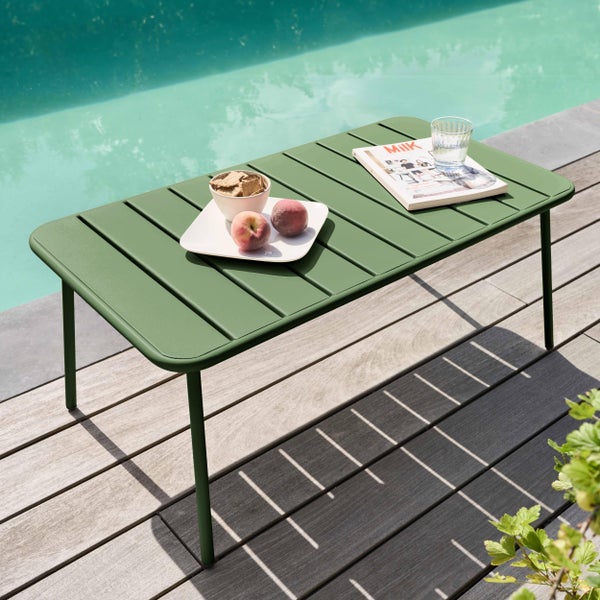 Rechteckiger Garten-Loungetisch aus Metall mit Lattenoberfläche auf einer Holzterrasse an einem Pool.