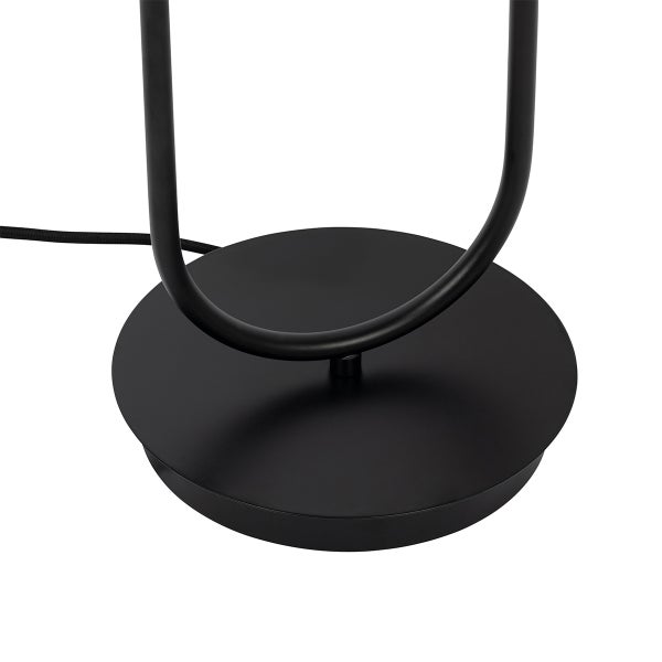 Detailaufnahme des schwarzen Lampenfußes einer Stehlampe.