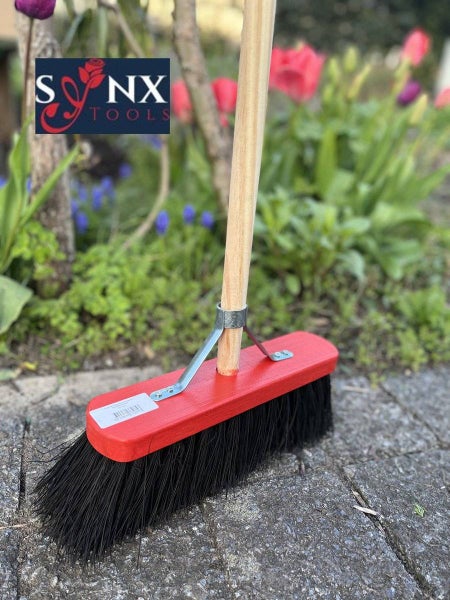 Kehrbesen mit Holzstiel und rotem Besenkopf