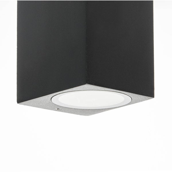 Metallschild mit dem Text Hier wohnt ein Feuerwehrmann mit seiner heißen Flamme