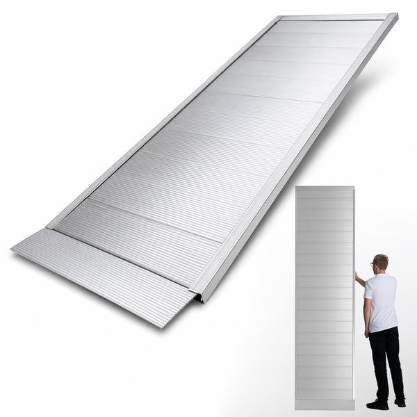 Aluminium-Auffahrrampe mit geriffelter Oberfläche zur Rutschhemmung, dargestellt im Größenvergleich zu einem Menschen.