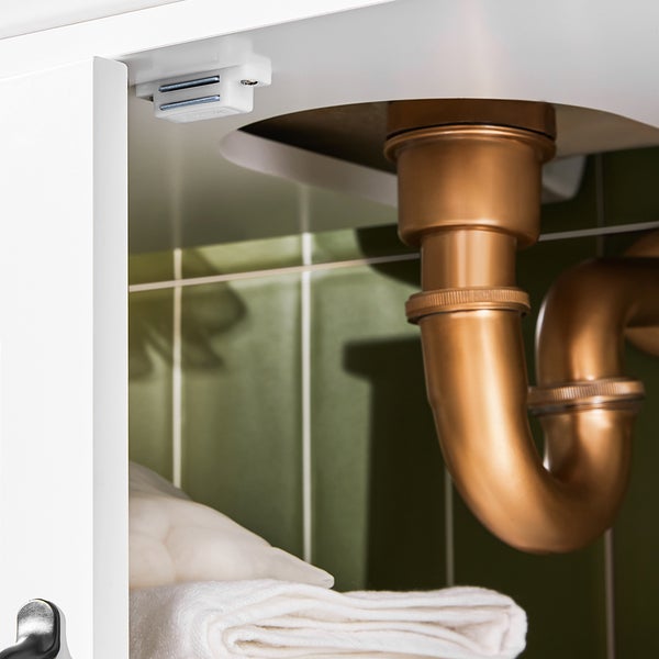 Innenraum eines Badezimmerschranks mit Siphon und Magnetverschluss