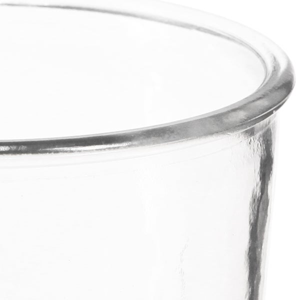 Nahaufnahme des abgerundeten Randes eines transparenten Orchideentopfs aus Glas.