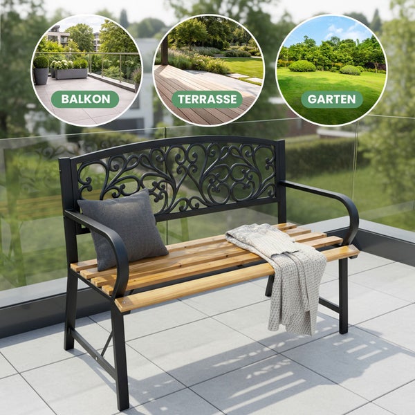 Gartenbank aus schwarzem Metall mit verzierter Rückenlehne und Holzlatten auf einem Balkon, geeignet für Balkon, Terrasse und Garten.