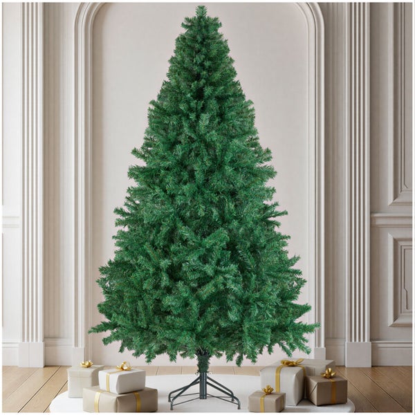 Ein künstlicher Weihnachtsbaum mit einer klassischen Nadelstruktur, stehend in einem Metallständer vor einer Wand mit Zierleisten.
