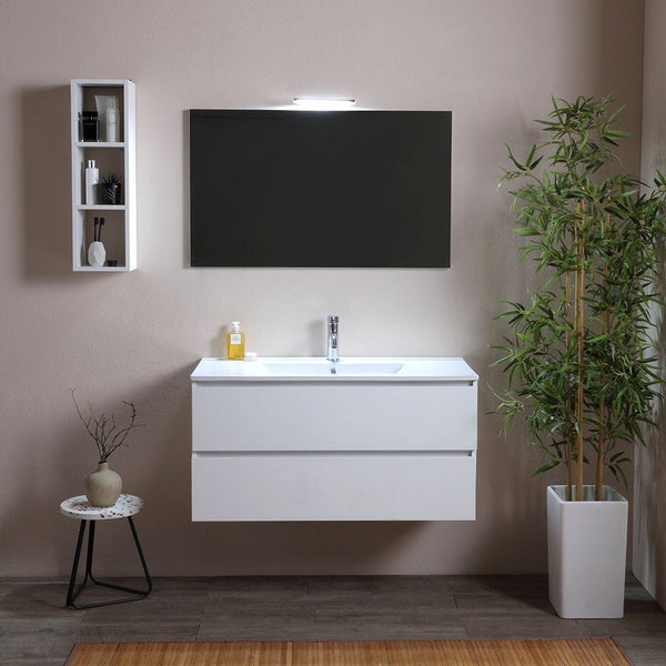 Modernes Badezimmer mit weißem Waschtischunterschrank, Spiegel, Regal und Dekoration