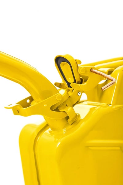 Detailansicht eines gelben Benzinkanisters mit Verschluss