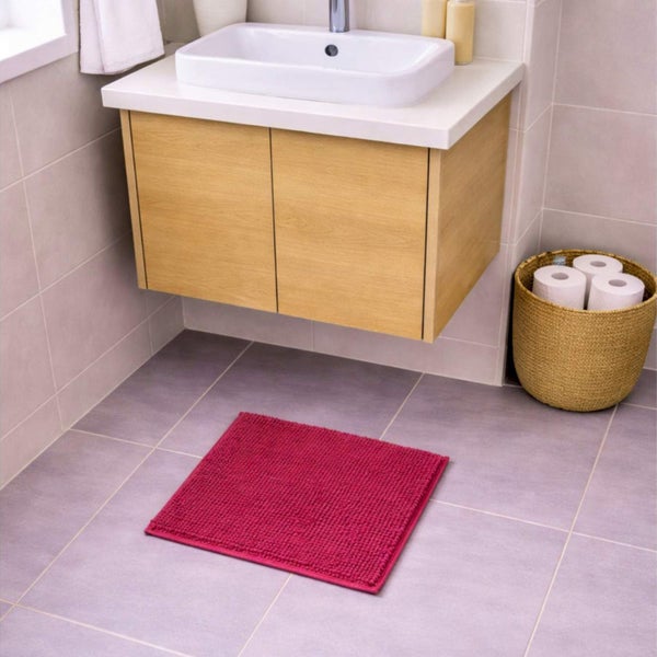 Badezimmer Szene mit Waschbecken, Unterschrank, Toilettenpapierkorb und Badteppich