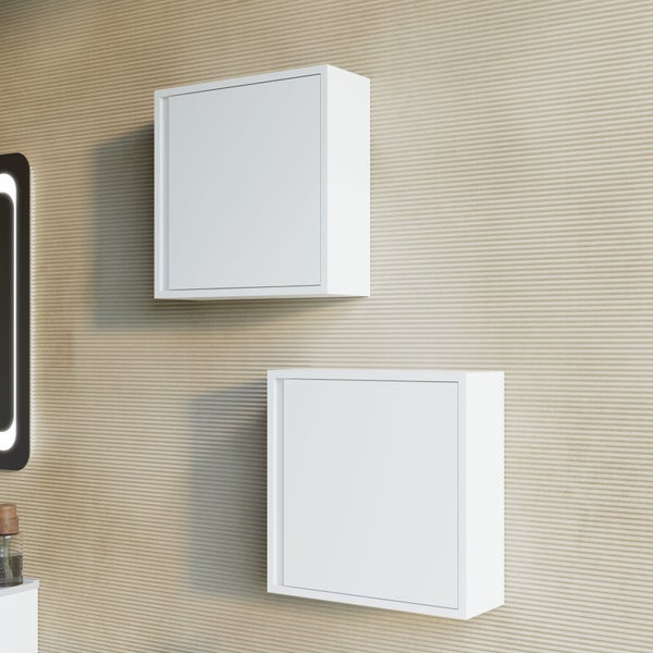 Zwei quadratische Badezimmer Oberschränke an einer gerillten Wand montiert.