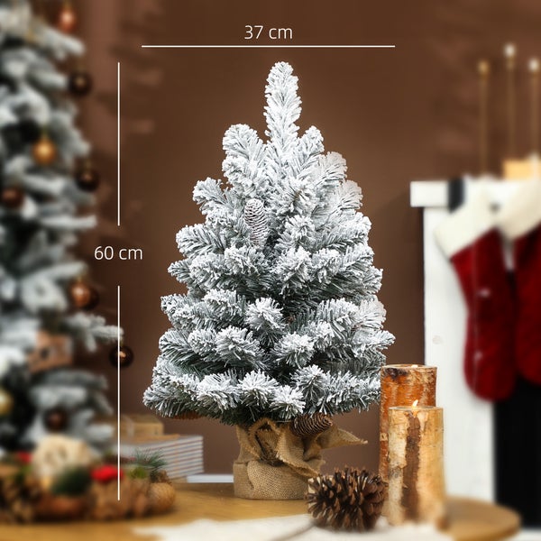 Kleiner künstlicher Weihnachtsbaum mit beschneiten Zweigen und Jutesack-Fuß, Höhe 60 Zentimeter, Breite 37 Zentimeter.