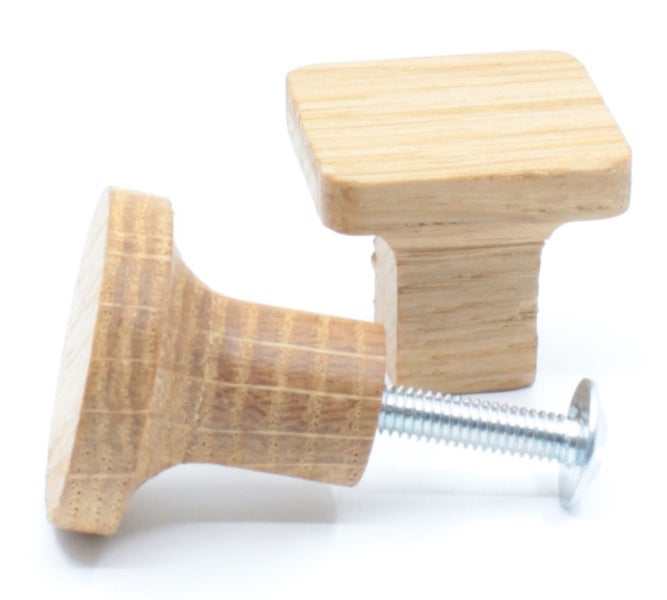 Zwei quadratische Möbelknöpfe aus Holz mit Schrauben