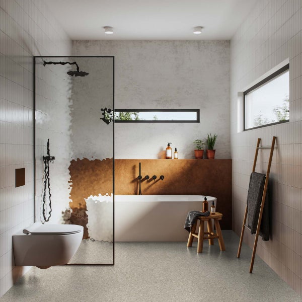 Weinregal aus Holz mit mehreren Weinflaschen