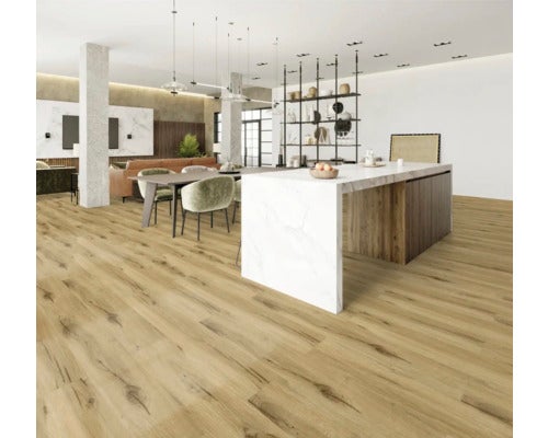 Helles Wohnzimmer mit Holzboden, Kücheninsel und Essbereich