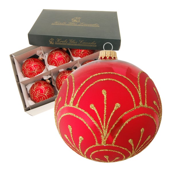 Set aus roten Weihnachtskugeln mit goldenem Dekor in einer Box