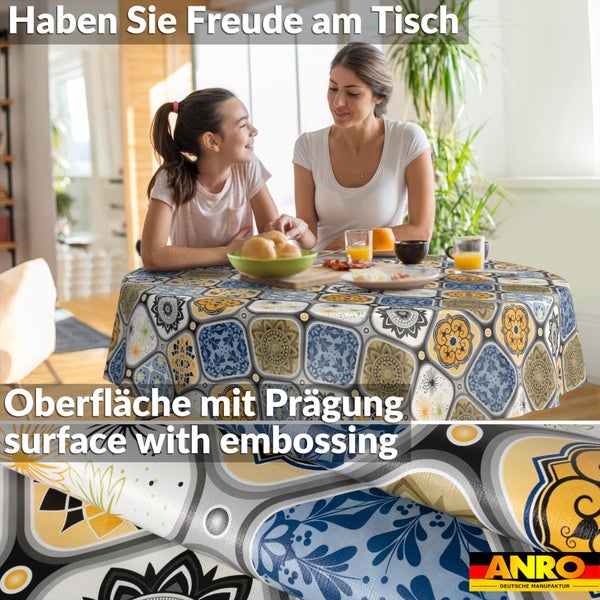 Frau und Kind an Tisch mit geprägter Tischdecke in Kacheloptik. Helles, freundliches Esszimmer, strukturierte Oberfläche. ANRO Logo.