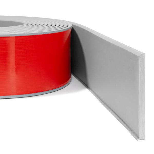 Sockelleiste mit Klebeband auf Rolle