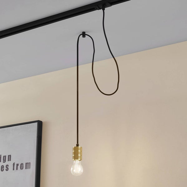 Moderne Pendelleuchte mit langem schwarzem Kabel an einem schwarzen Schienensystem, Messingfassung und klarer Filament-Glühbirne.