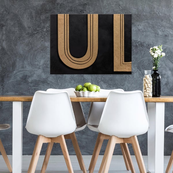 Esstisch mit weißen Stühlen, Obstschale und Dekorationsgegenständen vor einer Wand mit einem Kunstdruck