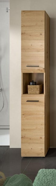 Moderner Badezimmer Hochschrank in Eichenoptik mit geschlossenen Fächern, schwarzen Griffen und einem offenen Regalfach.